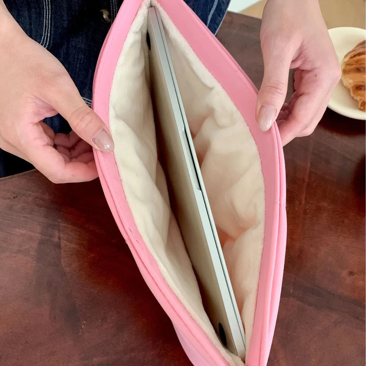Funda Acolchada para Portátiles 13" a 15.6" – Estilo Puffer, Resistente al Agua y con Protección Antigolpes