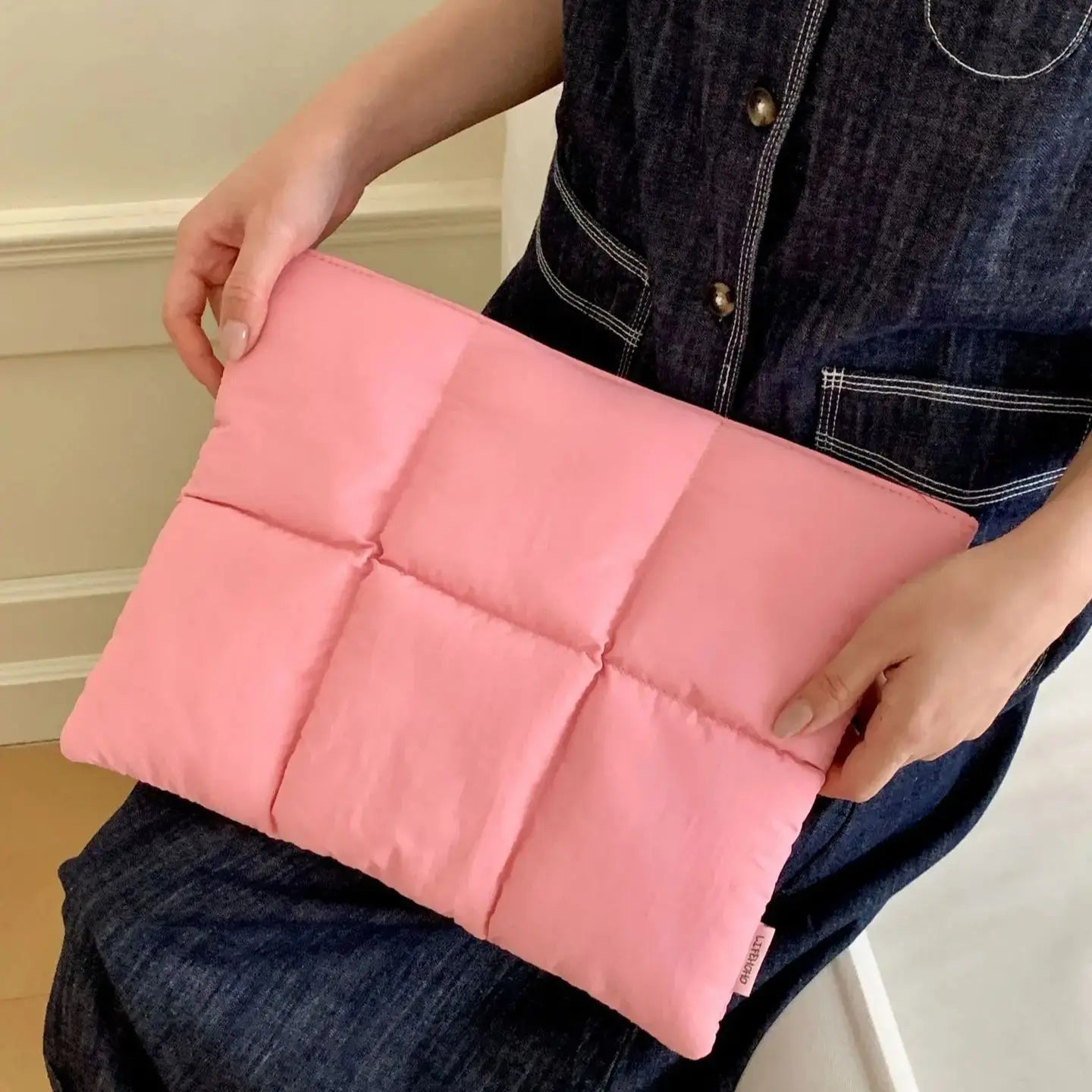 Funda Acolchada para Portátiles 13" a 15.6" – Estilo Puffer, Resistente al Agua y con Protección Antigolpes