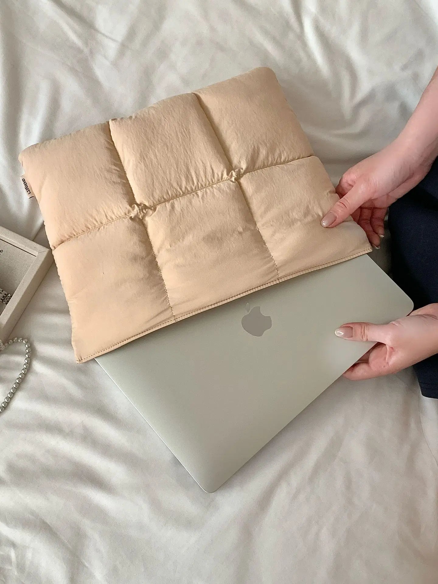 Funda Acolchada para Portátiles 13" a 15.6" – Estilo Puffer, Resistente al Agua y con Protección Antigolpes