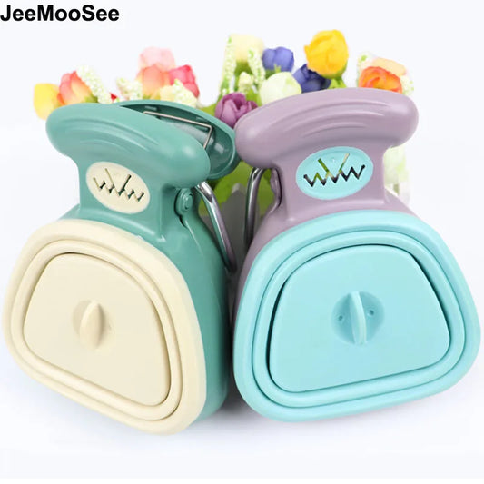 Recogedor y dispensador de bolsas para excrementos de perro, plegable